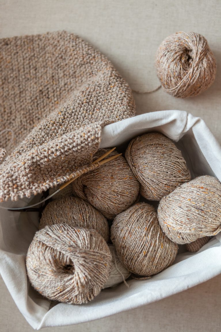 🧶 Quelle laine choisir selon la saison ? Guide complet pour le confort de bébé